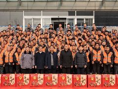 情系農民工 蛇年送祝?！A兆控股為優(yōu)秀農民工發(fā)放春節(jié)禮品